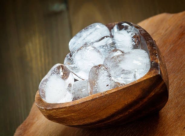 Glaçons dans un bol en bois — soin cryothérapie